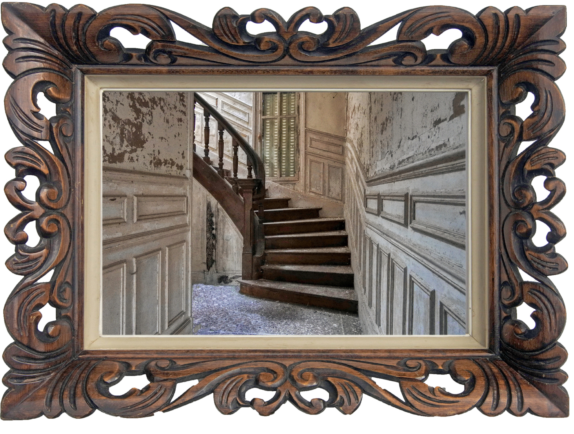 Interieur van een verlaten villa in Bagneux, Frankrijk, met zichtbare tekenen van verval en te koop staand sinds 2022.