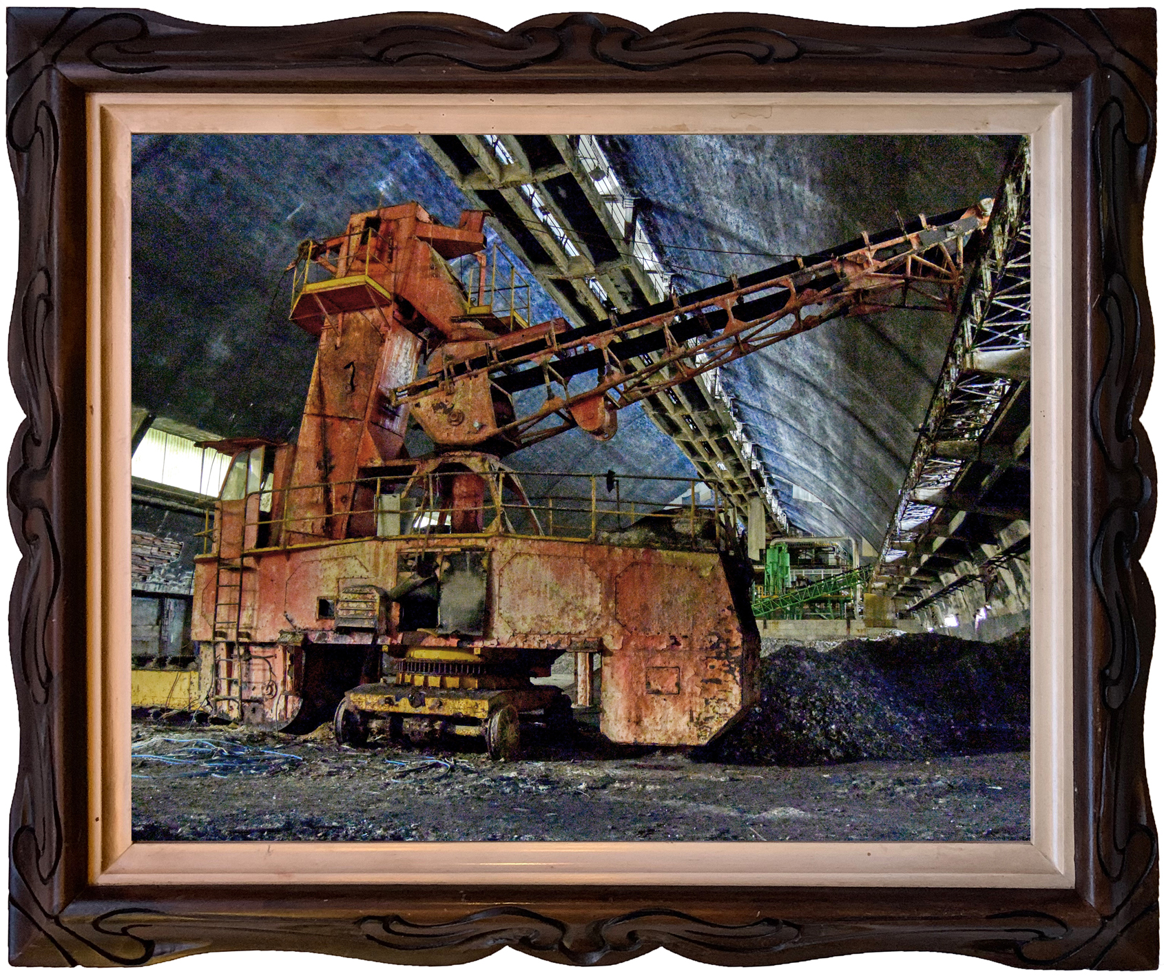 Verlaten industriële fabriekshal met roestige machines en vervallen structuur, ooit gebruikt voor kalimijnproductie op Sicilië.