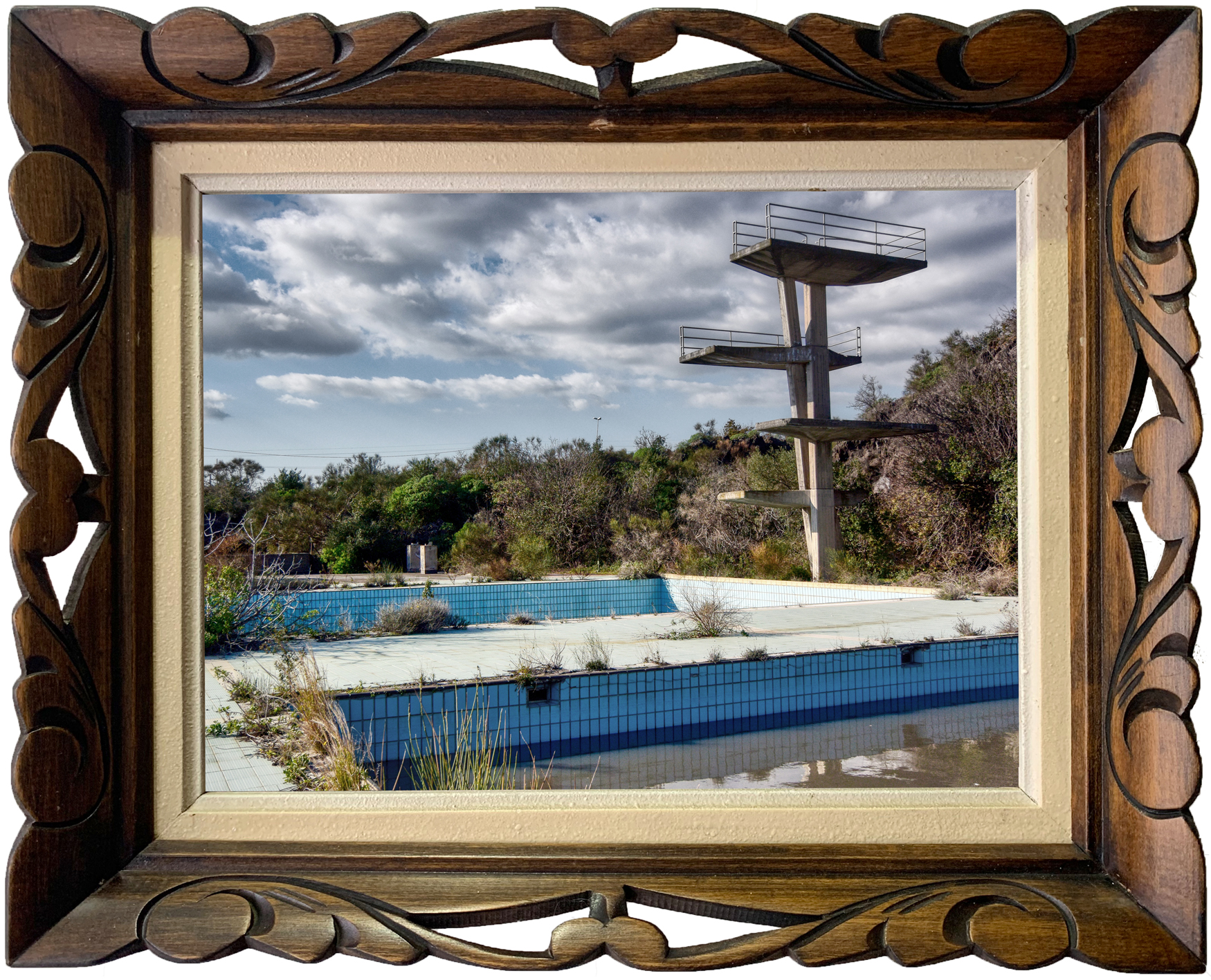 Verlaten sportcomplex met betonnen tribunes en vervallen faciliteiten onder een bewolkte hemel.