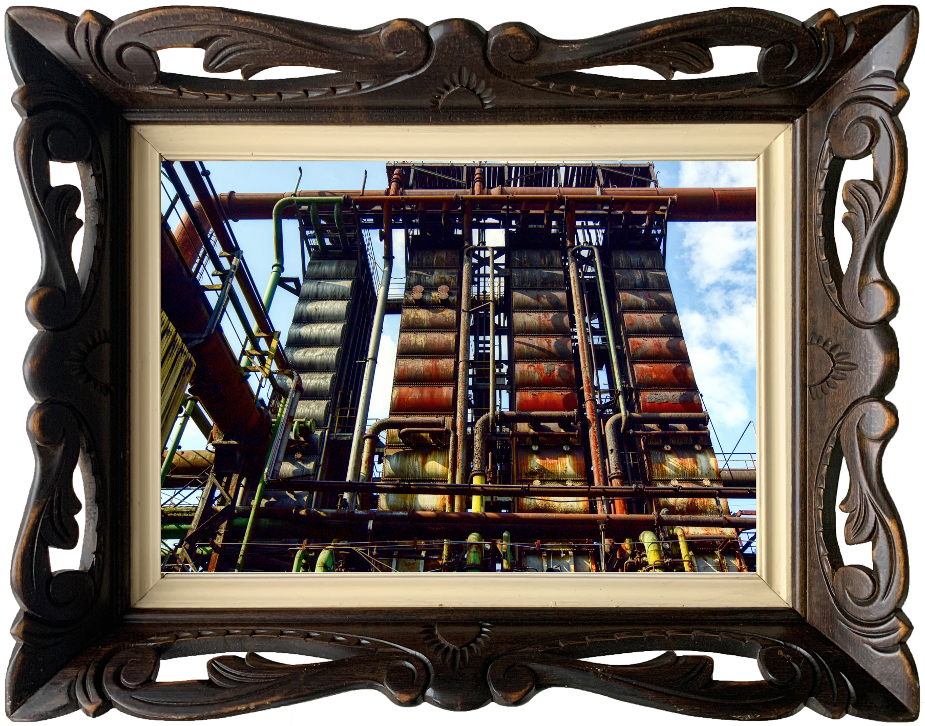 Verlaten cokes- en staalfabriek met zichtbare industriële structuren en tekenen van verval.