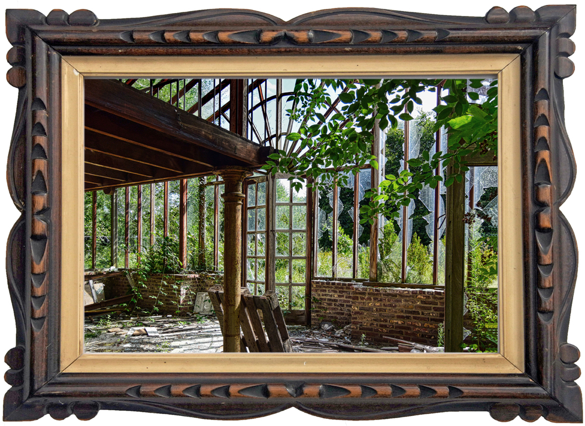 Interieur van een verlaten restaurant in Hasselt, België, met zichtbare tekenen van verval en vergane glorie.