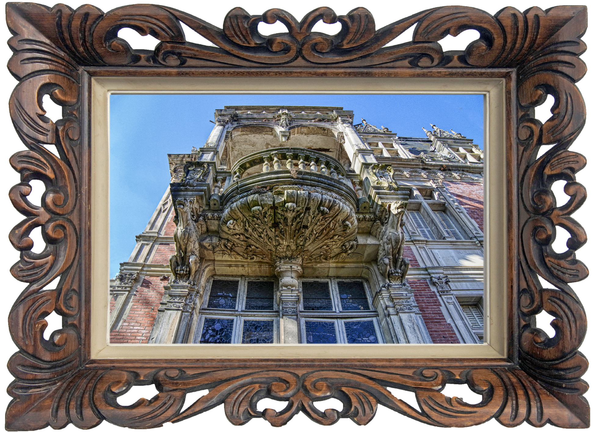 Verlaten kasteel Bayon met overwoekerde façade en imposante torens, extreem onveilige staat.