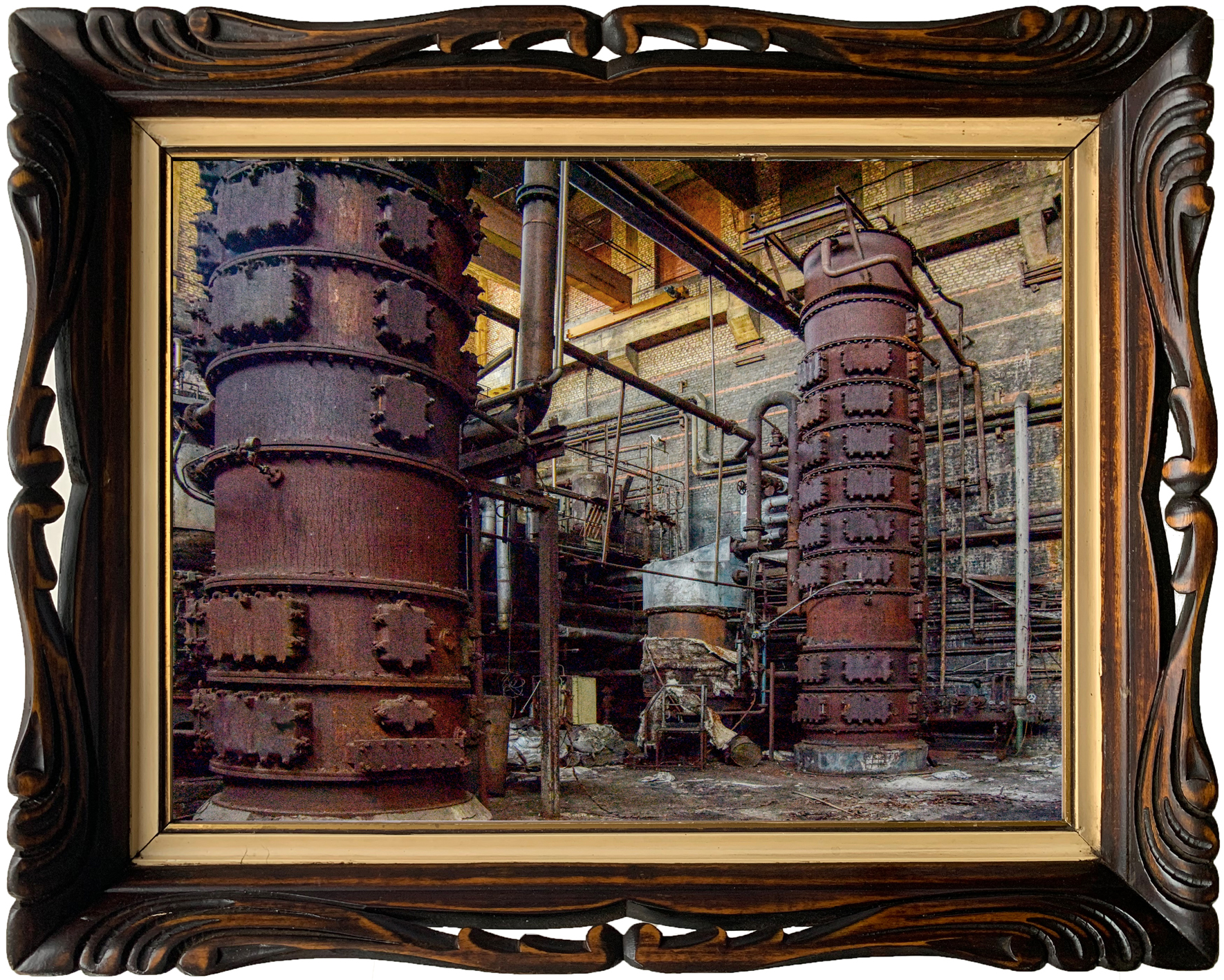 Groot industrieel vervallen gebouw met roestige structuren en zichtbare verval, mogelijk een oude cokes- of staalfabriek.