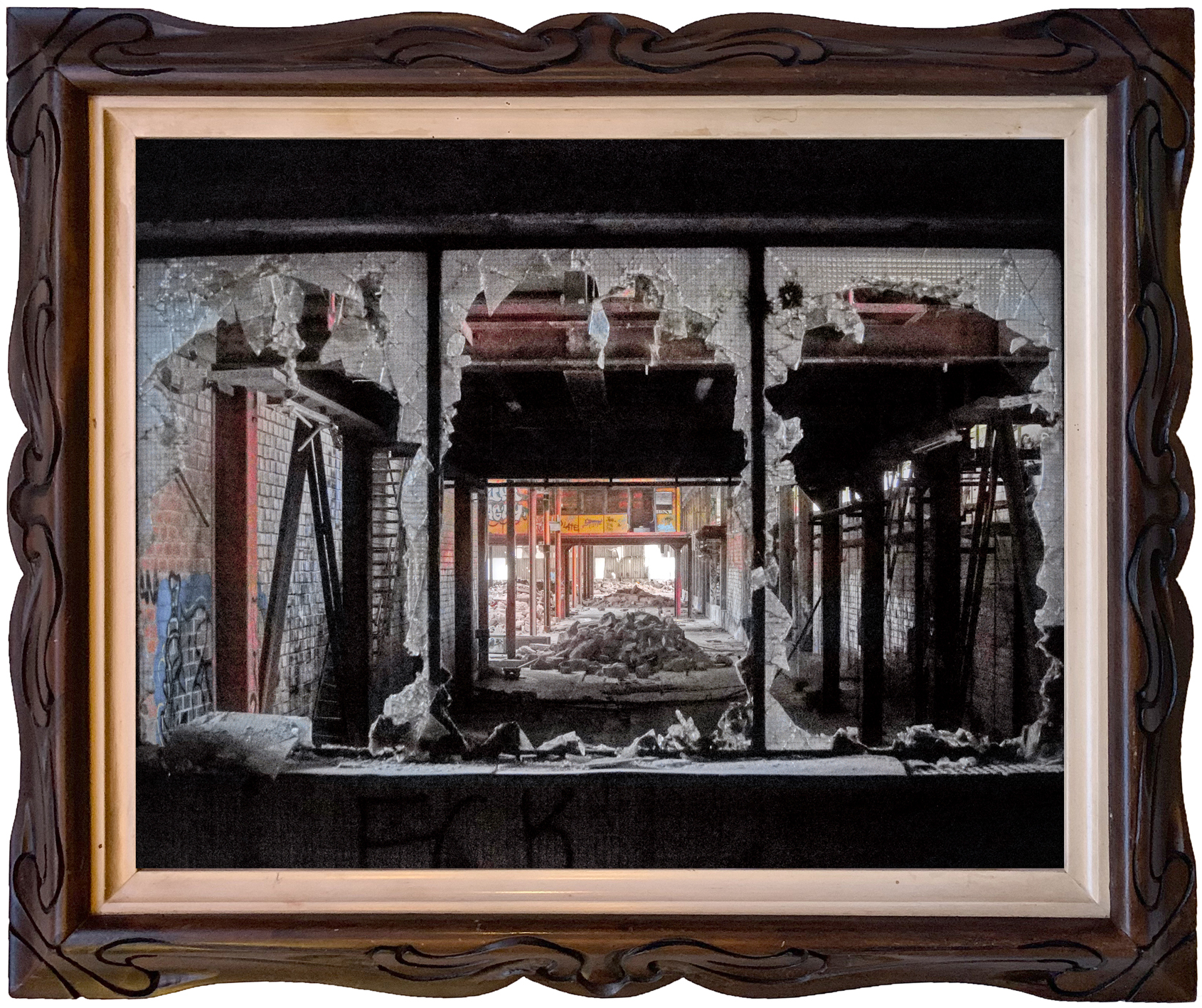 Interieur van een verlaten steenfabriek met zichtbare baksteenstructuren en mogelijk roestende machines.