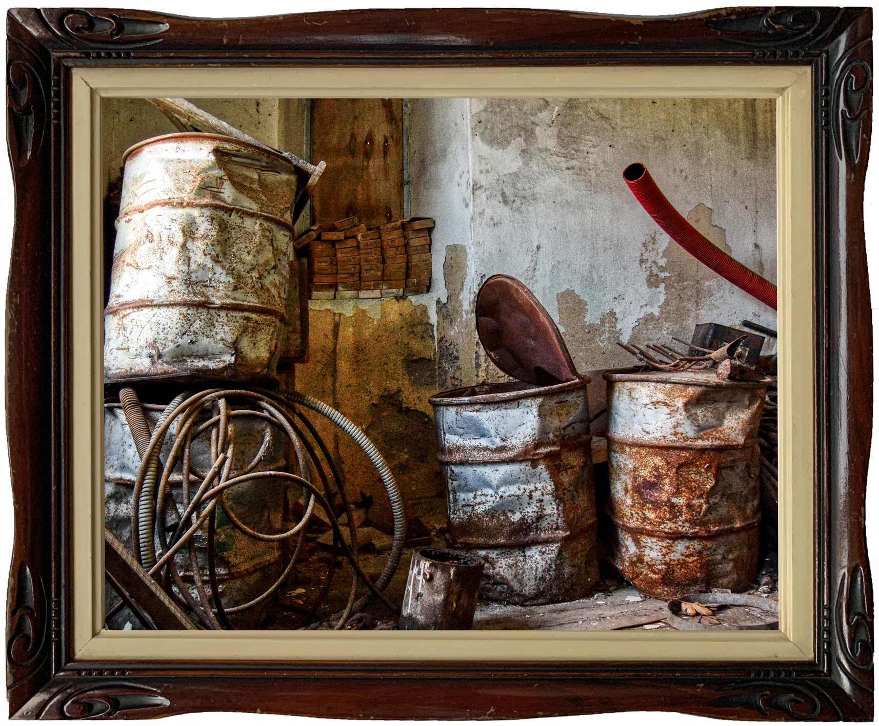 Verlaten treindepot met roestige resten op het Griekse eiland Myli Beach, 2018.