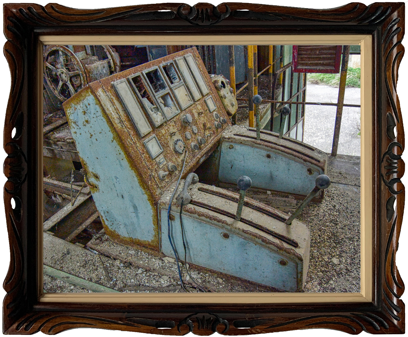 Verlaten mijngebouw met vervallen structuur en sporen van industriële activiteit in San Cataldo, Italië.