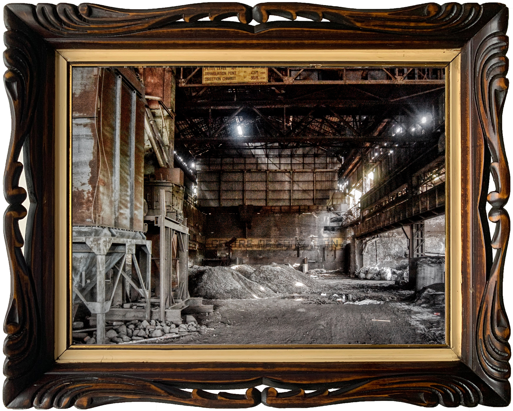 Grote roestige industriële hoogoven met zichtbare staalstructuren, deel van een verlaten fabriekssite in Seraing.