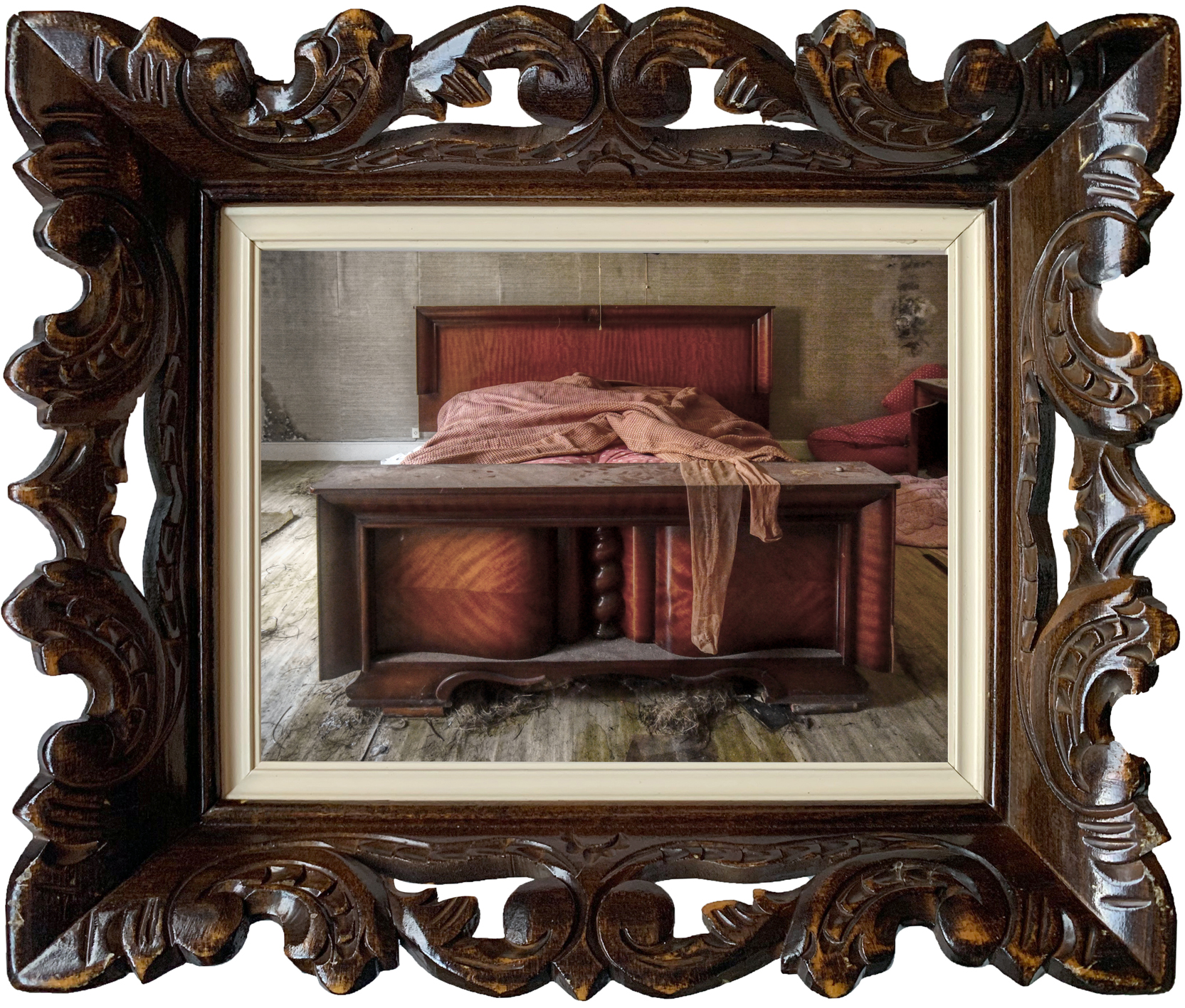 Verlaten woonhuis naast een industrieel graanverwerkingsgebouw in Doornik, België, met tekenen van verval.