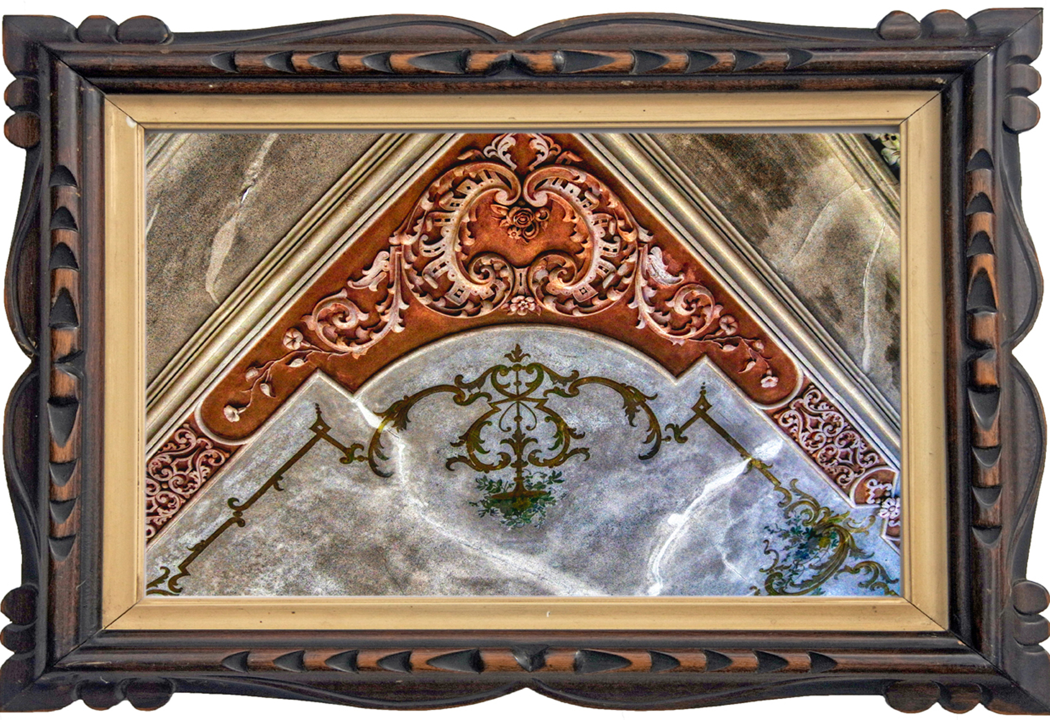 Interieur van een verlaten landhuis in Luso, Portugal, met vervallen meubilair en zichtbare sporen van verval.