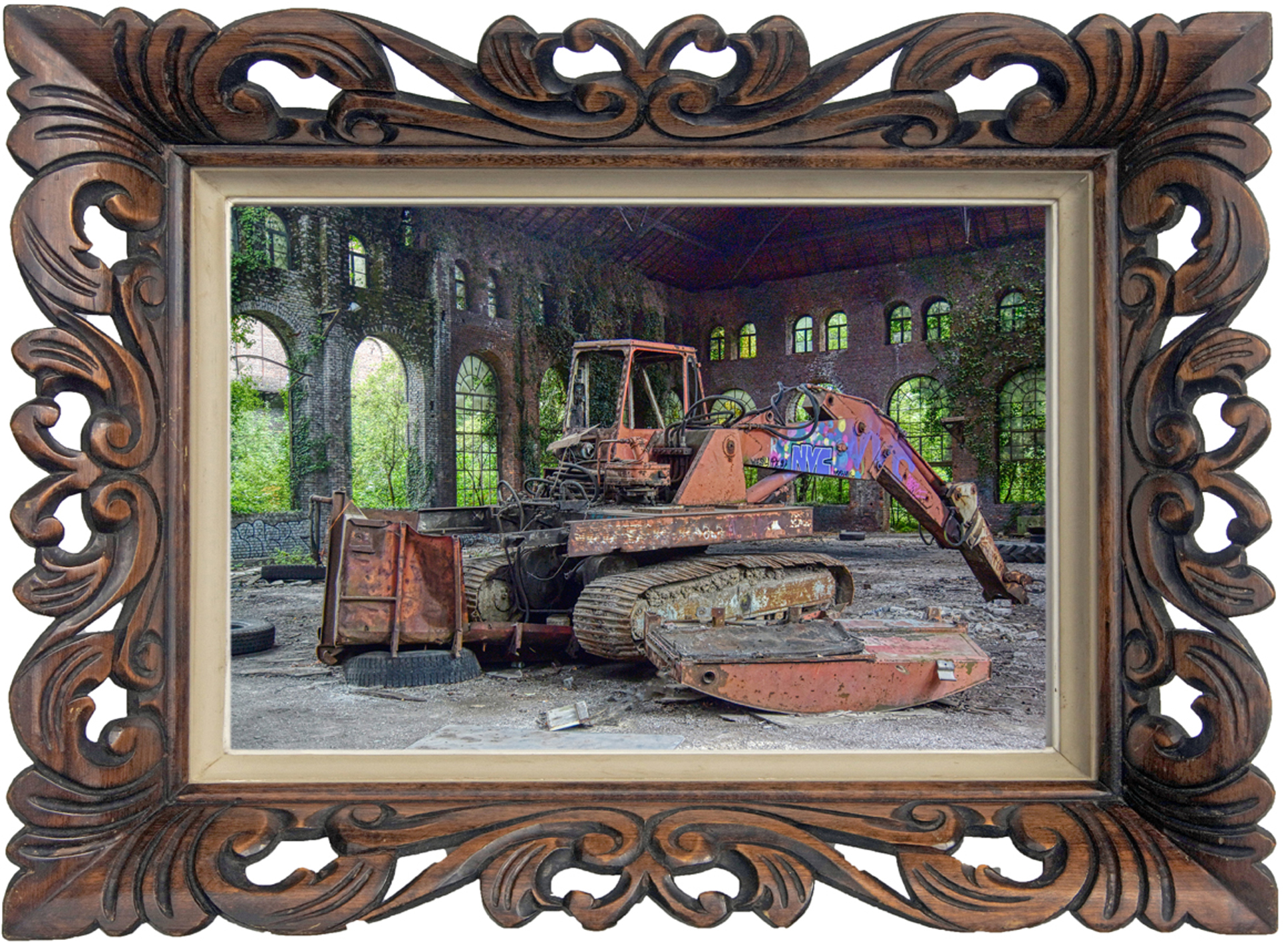 Interieur van een verlaten Belgische kolenmijn met zichtbare industriële elementen en tekenen van verval.