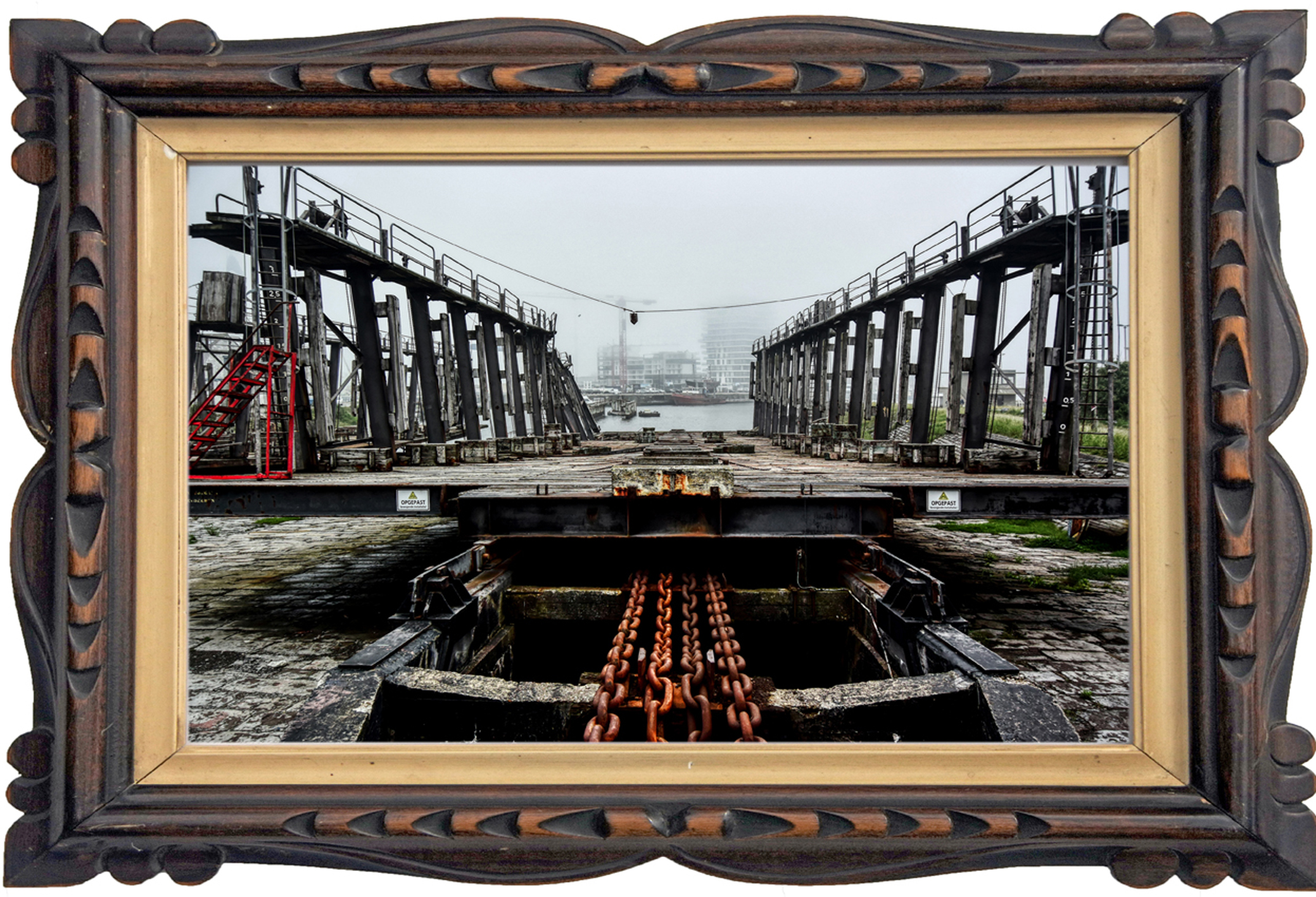 Oud droogdok in de haven van Oostende, met zichtbare tekenen van verval en industriële geschiedenis.