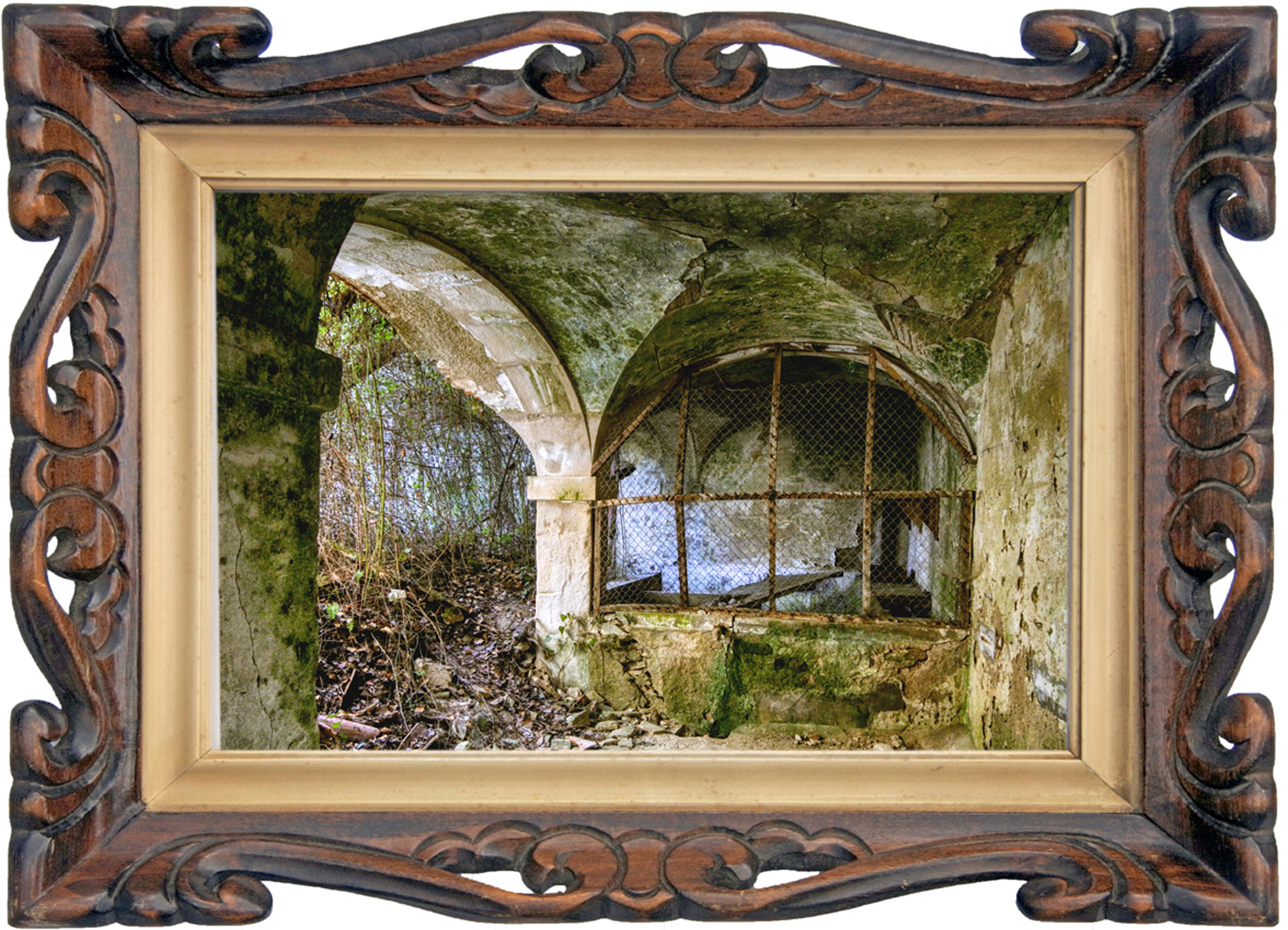 Interieur van een oud, deels vervallen klooster met stenen muren en zicht op het plafond, in Verride, Portugal.