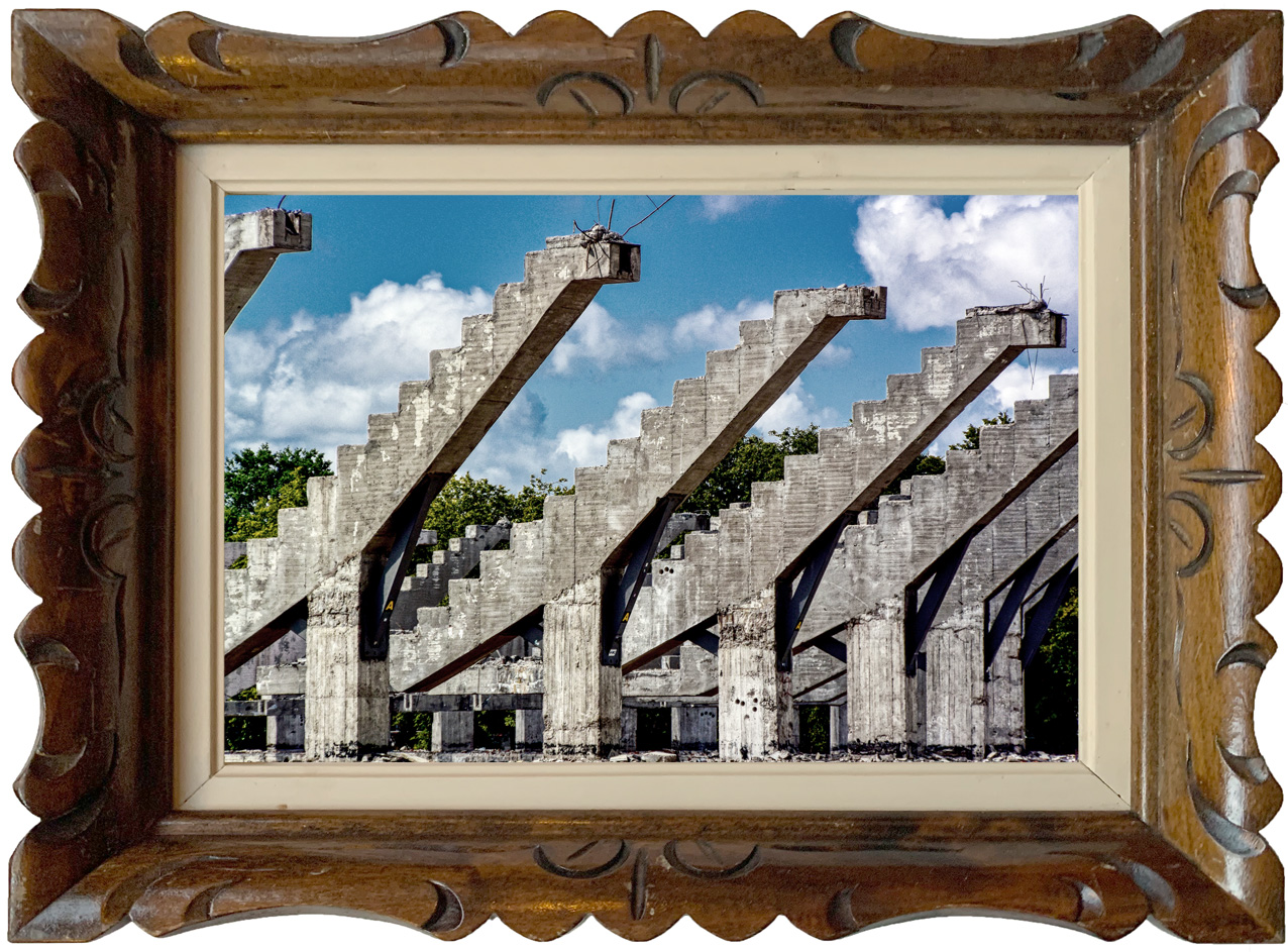 Betonnen resten van een stadion in Kaunas, Litouwen, tijdens een renovatieproject.
