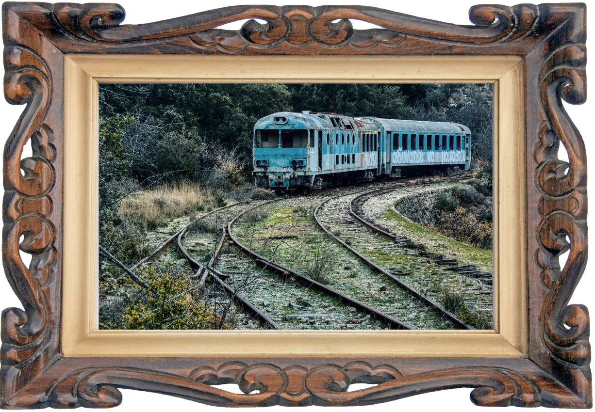 Een kronkelig, verlaten treinspoor dat een tijdelijke omleiding vormt, mogelijk over een door oorlog vernietigde spoorbrug nabij Achladokambos, Griekenland.